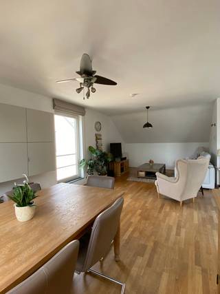 Dit mooi en ruim appartement is gelegen in het centrum van Zonhoven. Het appartement telt 2 slaapkamers, een ruime leefruimte en en groot terras met prachtig uitzicht. Het appartement is bereikbaar via een lift die rechtstreeks toegang geeft tot het appartement.<br /><br />INDELING:<br />- Inkomhal waarin de lift meteen uitkomt<br />- Leefruimte met open keuken<br />- Bergruimte/wasplaats<br />- Gastentoilet<br />- Slaapkamer 1<br />- Slaapkamer 2<br />- Badkamer, voorzien bad, douche en toilet<br />- Terras aan de achterzijde<br />- Kelderberging<br /><br />LIGGING:<br />- Het appartement is centraal gelegen in hartje Zonhoven. <br />- Winkels, horeca, scholen en openbaar vervoer bevinden zich op wandelafstand.<br />- Goede bereikbaarheid naar autosnelweg E314.<br /><br />EXTRA INFO:<br />- De gemeenschappelijke kosten bedragen € 65,00/ maand<br /><br />Meer weten?<br />Contacteer ons en we helpen je graag dichtblij verder!