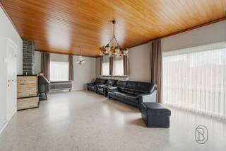 Bent u op zoek naar een stevig gebouwde woning met veel ruimte, een grote tuin en uitstekende bereikbaarheid? Dan is deze op te frissen woning in de Domien Veysstraat 35 te Vichte beslist een bezoek waard.
Gelegen in een rustige straat op een mooi rechthoekig perceel van maar liefst 817 m², combineert deze eigendom een aangename woonomgeving met een strategische ligging nabij winkels, scholen, openbaar vervoer en belangrijke invalswegen.
Via de inkomhal met gastentoilet komt u terecht in de lichtrijke leefruimte, waar grote raampartijen zorgen voor een aangenaam ruimtegevoel en een mooi uitzicht op de tuin en het achterliggende perceel. Aansluitend bevindt zich de keuken.
Op de eerste verdieping vindt u drie volwaardige slaapkamers, een badkamer en een apart toilet.
Een absolute meerwaarde is de volledige onderkeldering van de woning. Hier beschikt u over een inpandige garage, ruime bergmogelijkheden en extra polyvalente ruimte.
Daarnaast beschikt de eigendom over een ruime afzonderlijke garage van maar liefst 45 m², voorzien van een verdieping. Ideaal als werkplaats, hobbyruimte, opslagruimte of voor een zelfstandige activiteit.
Troeven:
- Rustige en residentiële ligging
- Strategische locatie met vlotte bereikbaarheid
- Perceeloppervlakte van 817 m²
- Stevige en degelijke constructie
- 3 volwaardige slaapkamers
- Lichtrijke leefruimte met zicht op de tuin
- Volledig onderkelderd met inpandige garage
- Extra garage van 45 m² met verdieping
- Goed onderhouden woning met veel potentieel
- Ideaal voor gezinnen, zelfstandigen en hobbyisten
Deze eigendom biedt een uitstekende basis voor wie op zoek is naar een ruime gezinswoning met tuin, garage en tal van mogelijkheden. Dankzij de solide constructie, de royale ruimtes en de gunstige ligging vormt dit een unieke opportuniteit in Vichte.
Interesse? Contacteer ons vandaag nog voor meer informatie of een bezoek ter plaatse.
arne@immobeguin.be