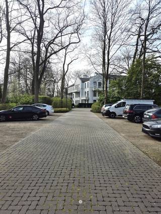 SINT-NIKLAAS - Luxueus afgewerkt hoek-appartement (zuid-west gericht) in het mooie woonpark 'Les Belles'. Midden in het park met zijn mooie oude...