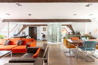 Wonen in het hart van Antwerpen met rust, ruimte en karakter? Dit uitzonderlijke duplex appartement in de Lange Brilstraat combineert historische charme met hedendaags comfort op topniveau.<br /><br />Gelegen in een prachtig 16e-eeuws stadspaleis, ontwikkeld door Gilbert van Schoonbeke, bevindt zich dit volledig gerenoveerde en instapklare penthouse van maar liefst 134 m² en een enorm groot en goed georiënteerd terras. Het gebouw werd met zorg opgedeeld in enkele exclusieve appartementen en verkeert vandaag in uitstekende staat.<br /><br />Indeling &amp; troeven<br /><br />Bij het betreden van het appartement valt meteen de indrukwekkend ruime en lichtrijke leefruimte op, waar authenticiteit en licht centraal staan. De living werd volledig voorzien van een mooie parketvloer, gezellige open haard, airco en een prachtige trap volledig afgewerkt in glas. De ruimte biedt bovendien voldoende mogelijkheden voor het integreren van één of meerdere thuiswerkplekken (zie bureauruimte).<br /><br />Aansluitend bevindt zich het absolute pronkstuk: een zonnig en uitzonderlijk ruim terras van 34 m², perfect georiënteerd en vormt zo een zeldzame, rustige oase midden in de stad.<br /><br />De open, hypergeïnstalleerde Cubex-keuken (2019), sluit naadloos aan op de leefruimte en is afgewerkt met hoogwaardige materialen en toestellen. Verder beschikt deze verdieping over een praktische berging en een gastentoilet.<br /><br />Op de bovenverdieping bevindt zich een ruime en lichtrijke slaapkamer met zichtbare authentieke balken die het karakter van het pand extra benadrukken. Aansluitend is er een ensuite dressing, een extra berging/technische ruimte en een luxueuze ensuite badkamer (2019) uitgerust met ligbad, inloopdouche, dubbele wastafel en toilet.<br /><br />Extra comfort &amp; pluspunten:<br /><br />-Zeer gunstig EPC (label B) – energiezuinig wonen<br />-Conforme elektrische keuring (AREI)<br />-Volledig kwalitatief gerenoveerd (2019)<br />-Asbestvrij<br />-Airco<br />-Zeer lage gemeenschappelijke kosten<br />-Gelegen in een prachtig historisch gebouw<br />-Mogelijkheid tot overname van 1 of 2 ondergrondse autostaanplaatsen in de nabije omgeving<br /><br /><br />Gelegen in het historische centrum van Antwerpen, op wandelafstand van gezellige pleinen, restaurants, winkels en cultuur. Hier geniet u van het beste wat de stad te bieden heeft, gecombineerd met rust en privacy.<br /><br />Interesse in dit unieke aanbod? Neem contact op voor een persoonlijke rondleiding.