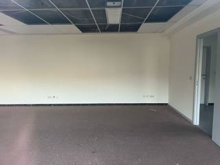 TE HUUR: Gelijkvloers Kantoor Unit 9b : 294m² .<br />Het is zeer centraal gelegen te Kontich nabij E19. Deze site beschikt over veel manoeuvreerruimte. De KMO site is goed gelegen nabij de E19/A12.