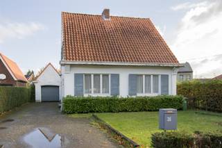 <p><span>Woning met 3 tot 4 slaapkamers op 516 m² in Oostmalle. </span></p><p><span> </span></p><p><span>Deze deels te renoveren woning met tuin, garage is centraal gelegen met vlotte verbinding naar het centrum en invalswegen. De woning beschikt over een bewoonbare oppervlakte van 131 m² en en een perceelsoppervlakte van 516 m² en biedt veel potentieel na de gedane aanpassingen.</span></p><p><span> </span></p><p><span>Gelijkvloers: <br /></span><span>Via de inkomhal met apart toilet kom je in de lichtrijke woonkamer van 32 m² met een keramische tegelvloer waar aansluitend de keuken van 14 m² is uitgerust met koelkast, kookplaat, dubbele spoelbak, dampkap, vaatwasser en microgolfoven. <br />De bureauruimte van 10 m², ideaal voor thuiswerken, kan ook gebruikt worden als 4</span><span><sup>de</sup></span><span> slaapkamer. <br />De badkamer (4,5 m²) op plankenvloer is voorzien van douche, dubbele lavabo en sierradiator. <br /><br />In de tuin is er een overdekt terras van 19 m² en een tuinhuis. <br />Verder is er een zwembad welke dringend een renovatie nodig heeft.   </span></p><p><span><br /></span><span>1e verdieping:<br /></span><span>De nachthal is voorzien van een ingemaakte kast en de 3 slaapkamers van respectievelijk14 m²; 13,5 m² en 7,5 m² zijn allen op novilon. </span></p><p><span><br />Verder is er buiten de uitpandige garage ook nog een kelder. </span></p><p><span> </span></p><p><span>BIJZONDERHEDEN: </span></p><p><span>De woning is in 1990 uitgebouwd en deels gerenoveerd. </span></p><p><span><br />Stedenbouwkundige inlichtingen: vergunning aanwezig, geen verkavelingsvergunning, geen voorkooprecht, geen maatschappelijke herstelmaatregel opgelegd, woongebied. </span></p><p><span> </span></p><p><span> </span></p>