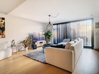 Het gelijkvloers appartement is voorzien van een inkomhal, gastentoilet, badkamer, 3 slaapkamers, woonkamer met open keuken, 2 x berging, terras, kelderberging en garage.Gelijkvloers:- ruime leefruimte met open keuken (ca. 40m²) op tegelvloer. Keuken voorzien van koelkast, dubbele spoelbak, oven, keramisch kookvuur met geïntegreerde dampkap en voldoende bergruimte- 3 volwaardige slaapkamers (ca. 12, 11 en 9m²)- volledig uitgeruste badkamer met douche, ligbad en dubbele wastafel met meubel (ca.7m²)- berging (ca. 2m²) voor het opbergen van schoenen/jassen- gastentoilet met handenwasser- extra berging met aansluiting voor wasmachine en droger (enkel condensatie)Bijzonderheden:- appartement is aan de voorzijde voorzien van elektrische rolluiken- kelderberging en lift aanwezig- ruim terras (Z) aan de achterzijde- vanuit de tuin toegang tot de garage met automatische poort- vaste kosten €75 p/m- EPB: 59 kWh/m² - beschikbaar vanaf 1 april 2026!(ver-)Kopen of (ver-)huren in regio Kalmthout / Essen?Met vragen kan u altijd bij ons terecht!Dewaele vastgoed met advies.