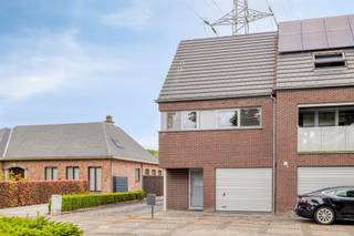 <p><span>ENERGIEZUINIGE EN RECENTE WONING MET 3 SLAAPKAMERS EN TUIN OP 1A 37CA.</span></p><p><span>Deze instapklare woning met tijdloze architectuur is gelegen nabij de dorpskern van het charmante Wintam (Bornem).</span></p><p><span>De nabijheid van de N16 verzekert een vlotte bereikbaarheid.</span></p><p><span> </span></p><p><span>Gelijkvloers: Inkomhal / WC / aangename, lichtrijke leefruimte met eetplaats en salon met vloerbekleding in keramische tegels / goed uitgeruste keuken met keramische kookplaat, combi-oven, koelkast, ... / ruime berging met cv en pomp voor recuperatie regenwater / garage.</span></p><p><span>1ste verd.: Nachthal / 3 slaapkamers (4,3 x 3,2 m; 3,1 x 2,6m; 3,9 x 2,4m) / praktische badkamer met wastafel en ligbad met douchestang en wc.</span></p><p><span>2de verd.: Grote zolder met mogelijkheid tot creatie bijkomende slaapkamer mits voorzien van een trap.</span></p><p><span>Aangenaam terras en tuintje.</span></p><p><span> </span></p>