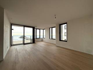 Op een absolute topligging aan de dijk, vlak bij de iconische Pier van Blankenberge, bevindt zich dit lichtrijke hoekappartement met twee...