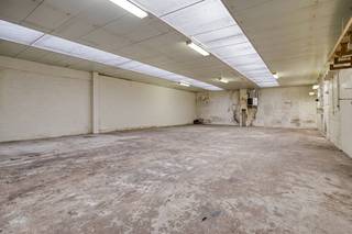 Het hart van dit aanbod is de professioneel uitgeruste loods van 170 m² (vrije hoogte 3.2m). Deze is perfect inzetbaar als atelier, werkplaats, opslagruimte of ruime hobbyruimte en garandeert een comfortabele werkomgeving dankzij de aanwezigheid van verwarming en een aparte elektriciteitsteller.Daarnaast beschikt het perceel over een goed onderhouden gezinswoning met twee volwaardige slaapkamers en de mogelijkheid tot een derde kamer op de ruime zolder.De faciliteiten voor de ondernemer:Ruime loods (180 m²): Professioneel uitgerust met verwarming en aparte teller.Eigen garage en extra parkeergelegenheid.Strategische ligging: Vlotte verbinding via de Astridlaan naar centrum Brugge, Oedelem en de grote invalswegen.Indeling van het Woonhuis:Gelijkvloers: Inkomhal, woonkamer, keuken, gastentoilet, bijkeuken (met aansluitingen voor wasmachine en droogkast) en garage met aparte douchekamer.Eerste verdieping: Slaapkamer 1, Slaapkamer 2, Bureauruimte/dressing.Tweede verdieping: Zolder toegankelijk via uitschuifbare trap Profiteer van deze kans om uw wooncomfort en bedrijfsprestaties te verenigen op één goed gelegen adres.