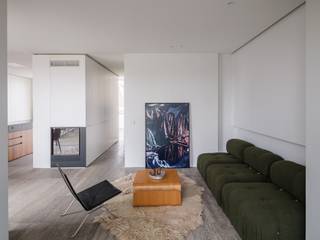 Penthouse duplex haut de gamme avec trois terrasses, situé dans un immeuble architectural d’exception conçu par le bureau Element Architecten.<br /><br />Une architecture épurée et un minimalisme réfléchi s’y conjuguent à une matérialisation raffinée, donnant naissance à un ensemble particulièrement élégant, unique et serein. Un design intemporel, porté par un savoir-faire artisanal et un niveau de finition exceptionnel.<br /><br />L’appartement dispose de deux chambres à coucher : une élégante suite parentale située au niveau inférieur, avec salle de bains attenante équipée d’une baignoire et d’une douche, ainsi qu’une chambre d’amis modulable au niveau supérieur, dotée d’un lit double élégamment intégré.<br /><br />Un point de chute idéal, à la fois discret havre de paix et base privilégiée au cœur vibrant de la ville, à distance de marche des principales places et rues du centre historique.<br /><br />Une opportunité exclusive pour les véritables amateurs d’architecture et de design.<br />(frais relatifs à la quote-part des coûts de l’acte de base et du mesurage à charge de l’acquéreur)