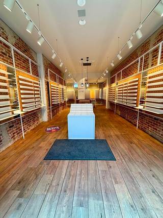 Op een absolute toplocatie, in het meest commerciële gedeelte van de Diestsestraat, bevindt zich <strong>dit uitzonderlijke handelspand met een prachtige historische uitstraling.</strong> Gelegen in de belangrijkste winkelstraat van Leuven, geniet deze commerciële ruimte van een uitstekende visibiliteit en een constante stroom van shoppers, studenten en bezoekers. Dankzij de aanwezigheid van talrijke nationale en internationale retailers vormt deze locatie de ideale uitvalsbasis voor een ambitieus retailconcept.<br /><strong>Het pand, voorheen in gebruik door Eyes + More, beschikt over een gelijkvloerse handelsruimte van circa 98 m², aangevuld met een volwaardige verdieping die toegankelijk is via een afzonderlijke inkom. Hierdoor biedt het pand tal van mogelijkheden voor diverse commerciële invullingen.</strong><br />Een bijzondere troef is zonder twijfel de schitterende historische gevel. Het gebouw is opgetrokken in wederopbouwstijl met geïnterpreteerde elementen uit de 18de-eeuwse Franse Lodewijkstijlen, wat het pand een karaktervolle en prestigieuze uitstraling geeft. Deze unieke architectuur zorgt voor een stijlvolle aanwezigheid in het straatbeeld en vormt een absolute meerwaarde voor elke retailer die belang hecht aan uitstraling en herkenbaarheid. De maandelijkse huurprijs bedraagt € 6.500, met een onroerende voorheffing van ca. € 3.883 per jaar, ten laste van de huurder. Een unieke opportuniteit voor retailers die op zoek zijn naar een handelspand met uitstraling op één van de meest gegeerde winkellocaties van Leuven. Contacteer ons vrijblijvend voor meer informatie of een bezoek ter plaatse.