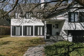 Voor verdere info of een vrijblijvende waardebepaling van uw eigendom: michael@homixx.be of 016 199 344.<br /><br />Ontdek deze charmante en prachtig onderhouden villa, uniek gelegen aan de Pullaarsteenweg in Puurs-Sint-Amands. Deze uiterst ruime open bebouwing bevindt zich op een royaal perceel van 16 are 47 centiare en biedt met een bewoonbare oppervlakte van maar liefst 318 vierkante meter alle ruimte en comfort die een modern gezin ambieert. Dankzij de doordachte indeling en de grote raampartijen geniet u hier elke dag van een overvloed aan natuurlijk licht en een open gevoel.<br /><br />Bij het betreden van de woning wordt u verwelkomd in een sfeervolle sfeer die getuigt van jarenlang liefdevol onderhoud. De riante leefruimte sluit naadloos aan op de moderne, open keuken, die volledig is uitgerust om van elke maaltijd een plezier te maken. Grote glaspartijen brengen de prachtig aangelegde tuin en het gezellige terras rechtstreeks naar binnen. De tuin is een absolute oase van rust waar u in alle privacy kunt genieten van zonnige dagen en ontspannen momenten met het gezin. Verder beschikt het gelijkvloers over een praktische wasplaats, een gastentoilet en een inpandige garage met één vaste staanplaats, aangevuld met een extra buitenparkeerplaats op de oprit. De woning is tevens voorzien van een handige kelder en kruipkelder, ideaal voor extra opslag en technisch onderhoud.<br /><br />Op de verdieping bevinden zich vier volwaardige en ruime slaapkamers, die stuk voor stuk zijn uitgerust met praktische, op maat gemaakte inbouwkasten. Daarnaast beschikt de woning over twee stijlvolle, comfortable badkamers en twee extra toiletten, waardoor de ochtenddrukte moeiteloos verloopt. Een ruime zolder biedt bovendien nog tal van uitbreidingsmogelijkheden of extra bergruimte naargelang uw eigen behoeften.