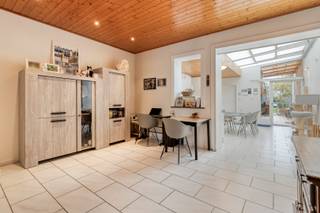 2 tot 3 slaapkamers, zonnepanelen én EPC B ...<br /><br />We parkeren de wagen op de oprit en stappen vervolgens de woning binnen. Via de inkomhal met trap naar de bovenverdieping gaan we verder naar de leefruimte. Deze is opgedeeld in een salon aan de voorzijde en een eetkamer. Deze wordt nu echter gebruikt als buro/ontspanningsruimte. Verder is er aanpalend een grote leefkeuken. Vorige maand werd het hellend dak in de keuken volledig vernieuwd. Achter de keuken bevindt zich de badkamer met lavabo, bad en douche. Het toilet is apart.<br />De eerste verdieping beschikt over twee ruime slaapkamers. <br />Via een vaste trap kunnen we naar de geïsoleerde zolder. Hier kan perfect nog een extra kamer worden gemaakt.<br />De verzorgde, diepe tuin beschikt over een terras. De tuin loopt door tot aan de carport achteraan. De carport heeft uitweg in de parallelle achtergelegen straat. Ook langs de achterzijde is er nog een oprit. Deze carport met uitweg is een enorm grote troef. <br />In 2023 werd het platte dak gerenoveerd (isolatie en EPDM Mastersystems). In september 2025 werden zonnepanelen (4.400 Wp) geïnstalleerd. In 2024 en 2025 werden ramen/beglazing vernieuwd.<br />Door al deze renovatiewerken hebben we een gunstige energiescore zonder renovatieplicht (EPC label B)!<br />Er is tevens een grote, uiterst handige kelder aanwezig.<br /><br />Kloeke woning met voldoende parkeermogelijkheden in de nabijheid van scholen, winkels en openbaar vervoer!