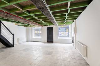 Handelspand ideaal gelegen in de populaire winkelstraat van Halle. Strategische ligging met veel voetgangersverkeer en in de nabijheid van voorzieningen.Het pand is verdeeld over drie verdiepingen en beschikt over twee grote etalages die zorgen voor uitstekende zichtbaarheid.