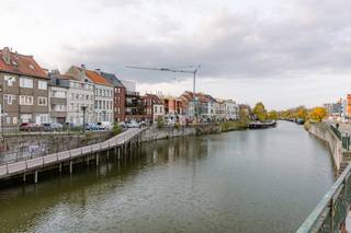 Aan de Zuidkaai bevindt zich dit nieuwbouw appartement (van 2015) met twee slaapkamers, een gezellig terras en een uitstekende ligging nabij het centrum van Gent. Een ideale opportuniteit voor eigen bewoning of als investering.<br /><br />De lichtrijke leefruimte met open keuken vormt het hart van het appartement en biedt een aangename woonbeleving. Aansluitend bevindt zich het terras, waar u in alle rust kan genieten van een zonnig moment.<br /><br />Verder beschikt het appartement over twee volwaardige slaapkamers en een moderne badkamer met douche en lavabo. Dankzij de praktische indeling wordt de beschikbare ruimte optimaal benut.<br /><br />De ligging vormt een absolute troef. Het historisch centrum van Gent, winkels, horeca, openbaar vervoer en belangrijke invalswegen bevinden zich in de onmiddellijke omgeving.<br /><br />Troeven:<br />• 2 volwaardige slaapkamers<br />• Lichtrijke leefruimte met open keuken<br />• Gezellig terras<br />• Instapklaar appartement<br />• Ondergrondse autostaanplaats<br />• Uitstekende bereikbaarheid<br />• Topligging nabij centrum Gent<br /><br />Bij het appartement hoort een ondergrondse autostaanplaats die verplicht mee aan te kopen is voor €25.000.<br /><br />Voor meer informatie of een bezoek, contacteer Thomas via 0474 26 27 58 of via info@vicusvastgoed.be.