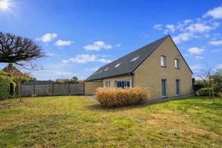 Op zoek naar een energiezuinige woning waar u meteen kunt intrekken? Deze verzorgde halfopen bebouwing uit 2012 is volledig instapklaar en gelegen...