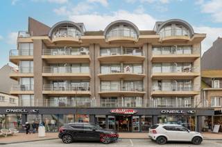 Dit top gelegen appartement bevindt zich in het hart van de winkelstraat van Nieuwpoort-Bad, op wandelafstand van zee, promenade en...