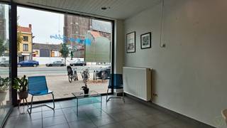 Dit handelspand is ideaal gelegen om uw zaak volop in de kijker te zetten. Dankzij de centrale ligging in Eeklo geniet het pand van een...