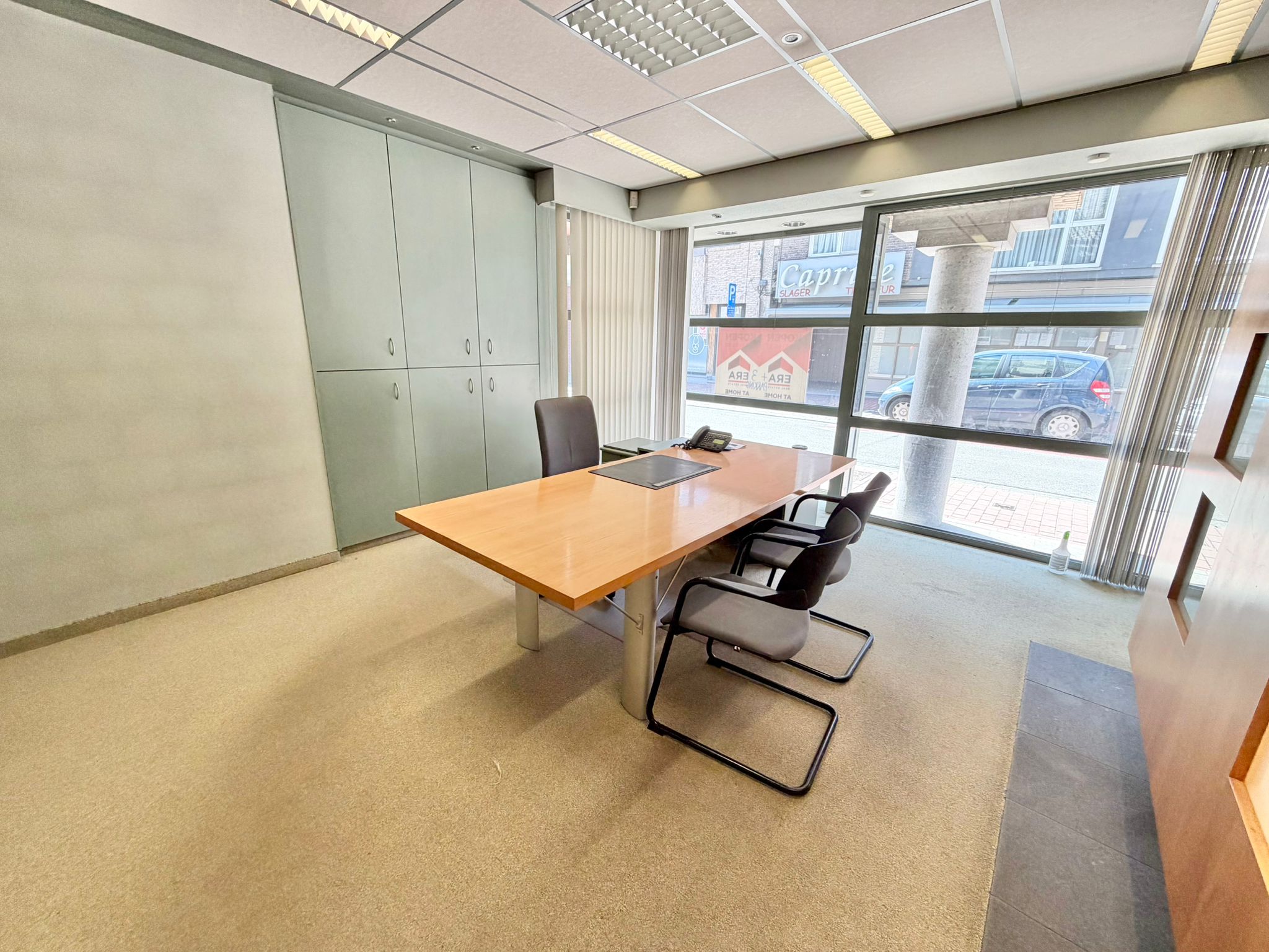 Top gelegen handelspand 197m2 met 3 privé parkings - foto 2