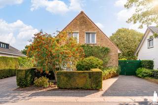 <p><strong>Ruime gezinswoning met gelijkvloerse slaapkamer, 2 badkamers en uitzonderlijk grote tuin en royaal bijgebouw</strong></p>
<p>Deze ruime gezinswoning is gelegen in Essen-Heikant en biedt <strong>veel woonruimte, een gelijkvloerse slaapkamer met badkamer en een uitzonderlijk groot perceel</strong>. De woning beschikt over drie slaapkamers, twee badkamers en een ruime leefruimte. De grote tuin met terras, overkapping en vrijstaande dubbele garage biedt bovendien tal van mogelijkheden voor hobby, opslag of extra werkruimte.</p>
<p><strong>Gelijkvloerse verdieping<br /></strong>-<strong> Ruime inkomhal</strong> met apart gastentoilet<br />- <strong>Grote slaapkamer op het gelijkvloers</strong> met aansluitende badkamer voorzien van inloopdouche, toilet en lavabo<br />- Brede doorgangen voor extra wooncomfort<br />- <strong>Royale en lichtrijke leefruimte</strong> met hout-/kolenkachel en verschillende raampartijen naar terras en tuin<br />- Ruime keuken met plaats voor een eettafel en groot schuifraam naar buitenKeuken voorzien van gasfornuis, combi-oven, koelkast, diepvriezer, - - vaatwasser, dampkap en dubbele spoelbak<br />- <strong>Praktische berging/wasplaats</strong> met technische voorzieningen en rechtstreekse toegang naar buiten</p>
<p><strong>Eerste verdieping<br /></strong>-<strong> Twee ruime slaapkamers<br /></strong>- Zeer ruime en lichtrijke <strong>overloop/multifunctionele ruimte</strong>, momenteel ingericht als bureau en zithoek<br />- Mogelijkheid om deze ruimte anders in te delen of bijkomende slaapruimte te creëren<br />- <strong>Tweede badkamer</strong> met bad/douche, toilet en lavabo<br />- Kleine bergzolder bereikbaar via een luik</p>
<p><strong>Tuin en buitenruimte<br /></strong>- <strong>Uitzonderlijk ruime tuin</strong> met veel privacy en tal van mogelijkheden<br />- Groot terras aansluitend op de woning<br />- Gezellige <strong>overdekte zithoek</strong> <br />- Royale oprit met parkeermogelijkheid voor meerdere wagens<br />- <strong>Vrijstaande dubbele garage</strong> met sectionale poort en plaats voor twee wagens<br />- Garage voorzien van bijkomende ruimte met keuken en sanitair<br />- Garage eveneens bereikbaar via een <strong>recht van overpad<br /></strong>- Verschillende volwassen bomen en groenpartijen zorgen voor een aangename, groene omgeving</p>
<p><strong>Bijzonderheden<br /></strong>- <strong>Gelijkvloers wonen mogelijk</strong> dankzij slaapkamer en badkamer<br />- In totaal <strong>3 slaapkamers en 2 badkamers</strong><strong><br /></strong>- Multifunctionele ruimte op de verdieping met mogelijkheid tot bijkomende slaapkamer<br />- <strong>Uitzonderlijk grote tuin<br /></strong>- Vrijstaande <strong>dubbele garage</strong> met bijkomende voorzieningen<br />- Vloerverwarming op het gelijkvloers en radiatore<br />- Verwarming op aardgas<br />- Hout-/kolenkachel<br />- PVC-ramen met dubbele beglazing<br />- Screens aan verschillende ramen<br />- Regenwaterput van <strong>10.000 liter</strong> en bijkomende regenwaterput<br />- Waterontharder<br />- Ruime parkeermogelijkheden op eigen terrein</p>
<p><strong>Ligging<br /></strong>Gelegen in Essen-Heikant, in een rustige en groene woonomgeving met een vlotte verbinding naar het centrum. Winkels, scholen, openbaar vervoer en dagelijkse voorzieningen zijn vlot bereikbaar. Ook de Nederlandse grens is gemakkelijk bereikbaar.</p>
<p><strong>Een bijzonder ruime gezinswoning met gelijkvloers wooncomfort, een uitzonderlijk grote tuin en een royale vrijstaande garage. Ideaal voor wie veel ruimte zoekt, zowel binnen als buiten.</strong></p>
<p>Bewoonbare opp.187 m² ref.: bruto vloeropp. EPC-certificaat.</p>
