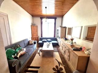 <p><span>RIJWONING met 4 (of evt. 5 ) slaapkamers.</span></p><p><span> </span></p><p><span>Deze woning ligt in de levendige wijk nabij het UZ Sint-Lucas, en Gent centrum.</span></p><p><span>U beschikt over +/- 140 m² bewoonbare oppervlakte (excl. zolder en kelder).</span></p><p><span>Het geheel is op te frissen, maar beschikt over potentieel om er jouw leuke stadswoning van te maken.</span></p><p><span>Het omvat:</span></p><p><span>OP HET GELIJKVLOERS:</span></p><ul><li><span>inkom</span></li><li><span>ruime leefruimte vooraan, overgand naar de open leefkeuken</span></li><li><span>aansluitend de badkmaer met dcoueh, enkele lavabo en WC</span></li><li><span>toegang tot de buitenruimte met nog een kleine berging</span></li></ul><p><span> </span></p><p><span>OP DE EERSTE VERDIEPING</span></p><ul><li><span>een grote en een kleinere (slaap-)kamer</span></li></ul><p><span> </span></p><p><span>OP DE TWEEDE VERDIEPING:</span></p><ul><li><span>zelfde indeling : een grote en een kleinere (slaap-)kamer</span></li></ul><p><span> </span></p><p><span>ZOLDER : </span></p><ul><li><span>mogelijkheid tot inrichten van extra kamers.</span></li></ul><p><span> </span></p><p><span>Tot slot is er nog een kleine kelder.</span></p><p><span>Ruime stadswoning, grondig op te frissen maar met mogelijkheden.</span></p><p><span> </span></p><p><span>Openbaar vervoer (bussen op 100 m. / tram op '10 min). Vlotte ligging op fietsafstand van het Centrum van Gent. Alle handel dichtbij.</span></p><p><span>Grondoppervlakte 82 m². Bewoonbare oppervlakte : +/- 140 m². </span></p><p><span> </span></p><p><span>Reeds een condenserende verwarmingsketel aanwezig en deels dubbel en deels hoogrendementsglas.</span></p><p><span>EPC waarde : 398 kWh/m³. Label D UC 3860412-RES-1. Geen renovatieverplichting.</span></p><p><span>Asbestveilig. Wche, Gvv, Gom, Vkr.</span></p><p><span> </span></p><p><span>Ligging Pand: Geraard Mercatorstraat 30 te 9000 GENT.</span></p><p><span>VRPR : € 345.000 € </span></p><p><span>Beschikbaar: bij akte</span></p><p><span> </span></p><p><span>Bezoek: enkel mogelijk na telefonisch afspraak via Immo-Eden - T 09 222 00 63</span></p><p><span> </span></p><p><span>Status van dit pand: bekijk de status van dit pand op onze website www.immo-eden.be. </span></p><p><span>De publicaties op Immo-eden.be worden regelmatig upgedate. Indien er een optie geafficheerd is, wil dit zeggen dat er momenteel geen bezoeken meer worden toegelaten vanwege een geïnteresseerde kandidaat huurder. U kan de status op het net verder opvolgen.</span></p><p><span> </span></p>