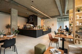 <p><span>Op zoek naar een inspirerende plek met karakter, midden in het Groen Kwartier? Deze instapklare ruimte combineert een strakke architecturale uitstraling met veel licht, hoogwaardige materialen en een uiterst flexibele indeling. Ideaal als kantoorruimte, praktijk, atelier, showroom, yogastudio, creatieve hub of een combinatie van verschillende professionele activiteiten.<br /><br /></span></p><p><span>Een binnenkomer vol licht en karakter</span><span><br />Via de hoge glazen inkom stap je binnen in een indrukwekkende open ruimte met plafonds van ca. 3,50 meter hoog, zichtbeton, maatwerk en een verfijnde industriële look zonder in te boeten aan warmte. Dankzij de grote raampartijen rondom geniet je hier de hele dag van een prachtige natuurlijke lichtinval en een open zicht op het omliggende groen.<br /><br /></span></p><p><span>Slim ingericht en klaar voor elk professioneel verhaal</span><span><br />De open indeling maakt de ruimte bijzonder veelzijdig. Vandaag ingericht als kantooromgeving met werkplekken en vergaderruimtes, maar evengoed perfect geschikt als creatieve studio, architectenbureau, galerij, pilates- of yogaruimte, praktijk of atelier. De warme materialen en akoestische afwerking zorgen bovendien voor een aangename en rustige sfeer. <br />Naast de grote open ruimte zijn er meerdere aparte zones die kunnen dienen als vergaderzaal, stille werkruimte, behandelruimte of opslag. Dankzij de drie aparte toegangsdeuren en het badgesysteem is het pand bovendien makkelijk opdeelbaar of toegankelijk voor verschillende gebruikers.<br /><br /></span></p><p><span>Praktisch en Futureproof<br /></span><span>Ook technisch zit alles hier goed: vloerverwarming, ventilatiesysteem D, zonnewerende screens, alarmsysteem en een 3-fasige elektriciteitsaansluiting van 40A – 400V zijn allemaal aanwezig. Achteraan bevindt zich nog een ruime opslagruimte/fietsenberging, een absolute meerwaarde in een stedelijke omgeving.<br /><br /></span></p><p><span>Werken in het Groen Kwartier</span><span><br />Het Groen Kwartier is uitgegroeid tot één van de meest gegeerde buurten van Antwerpen, waar historische architectuur en hedendaagse ontwikkelingen samenkomen in een groene, rustige omgeving. De mix van horeca, creatieve ondernemingen en kwalitatieve buurtvoorzieningen zorgt voor een levendige maar ontspannen sfeer.</span></p><p><span>Een toplocatie voor wie op zoek is naar een inspirerende plek waar werken, creëren en ontmoeten perfect samenkomen.</span></p><p><span> </span></p><p><span>Geen maatregelregelen in het vlaams handhavingsplatform</span></p><p><span> </span></p>