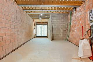 Rez de chaussée commercial tout près de la place populaire "Beestenmarkt".Comprenant:sous-sol: cave sèche avec 2 accès (1 direct vers l'espace...