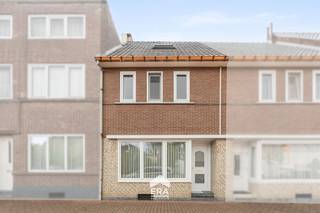 br&amp;gt;Deze vernieuwde stadswoning ligt op een uitstekende locatie vlak bij het centrum van Maaseik. Winkels, scholen, restaurants en gezellige terrassen bevinden zich allemaal op wandelafstand. Ondanks de centrale ligging beschikt de woning over een aangename stadstuin, waar je na een drukke dag heerlijk tot rust kunt komen en kan genieten van de buitenlucht.
<p><br />De woning dateert uit 1942 en combineert karakter met een praktische basis om er helemaal je eigen thuis van te maken. De achtergevel werd geïsoleerd, het dak werd vernieuwd en er werden nieuwe ramen geplaatst. Ook de badkamer werd recent vernieuwd. Dankzij de zonnepanelen is er bovendien al geïnvesteerd in een energiezuinigere toekomst. Daarnaast beschikt de woning over een kleine kelder, ideaal als extra bergruimte.<br /><br />Een woning met karakter, comfort en vooral veel mogelijkheden om er je eigen verhaal van te maken.<br /><br />Enkele troeven</p>

<ul><li><strong>Centrale ligging</strong> – Winkels, scholen, horeca en het centrum van Maaseik liggen allemaal op wandelafstand.</li><li><strong>Aangename stadstuin</strong> – Een fijne buitenruimte om te ontspannen en te genieten van de buitenlucht.</li><li><strong>Zonnepanelen</strong> – De woning beschikt over zonnepanelen en heeft daarmee een mooie troef op vlak van energie.</li><li><strong>Vernieuwd </strong>– Het dak, de ramen en de badkamer werden reeds vernieuwd en ook de achtergevel werd geïsoleerd.</li></ul>

<p>Benieuwd of deze stadswoning bij jou past? Plan dan zeker een bezoek met Max en ontdek zelf de mogelijkheden van deze woning en haar centrale ligging in Maaseik.</p>