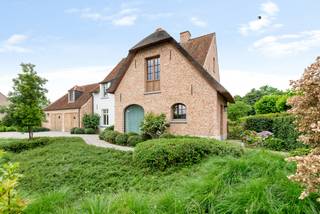 Exclusieve landelijke villa met paradijselijke tuin en zwembad op een perceel van ongeveer 6410m² in Wintam. Bij binnenkomst valt direct de ruime en lichte hal op die toegang biedt tot de diverse ruimtes: gastentoilet, 2 bureau's waarvan 1 met aparte ingang en toilet. De volledig geïnstalleerde keuken vloeit naadloos over in de ontbijthoek die rechtstreeks toegang biedt tot de idyllische tuin (Zuidwest) en zwembad die uitnodigt tot verfrissende duiken op warme zomerdagen. Verder kan men op het gelijkvloers de woon- en eetkamer met grote raampartijen terugvinden die een prachtig zicht biedt op de tuin, 1 slaapkamer en ruime dubbele garage terugvinden. 1eV: vide, nachthal, master bedroom met aansluitend de badk en dressing, stijlvol ingerichte 2e badkamer en 3 ruime slpks waarvan 1 met aansluitend een dressing. De zolder, te bereiken via een vlieringtrap, biedt de mogelijkheid om nog extra kamers te maken. De woning beschikt tevens over een volledige kruipruimte en ruime kelder perfect voor opslag of om een extra ruimte te creëren, zoals een fitnessruimte. De blikvanger is het prachtige natuurstenen zwembad en tuin waar men kan genieten van een oase aan rust. Naast het zwembad kan men een overdekte terras/buitenkeuken terugvinden die het tuinseizoen verlengt. De helft van de achterliggende weiland (+/- 3170m²) hoort tevens bij het perceel, voorzien van 2 uitwegen (ideaal voor paardenliefhebbers). Het linkse stuk weiland met een oppervlakte van +/- 3210m² huren de eigenaars momenteel voor 300 euro/jaar. Extra troeven: BEN-woning E-peil -4, afgewerkt met hoogwaardige en duurzame materialen, vloerverwarming en koeling (wat het hele jaar door zorgt voor een aangenaam binnenklimaat), alarminstallatie, 25 zonnepanelen, regenwaterput, irrigatiesysteem,... Zeker een bezoekje waard. P score: A - G-score: A. Neem vrijblijvend contact op het nummer 03/283.84.84 of mail naar gert@ax-quality.be. Vg/Wg/Gmo/Vkr/Vv E-peil -4 UC 12007-G-OMV_2019020903/EP11928/O577/D01/SD001