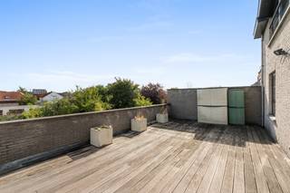 <p><strong>Instapklaar appartement in Steenokkerzeel met groot privatief terras.</strong><br />Dit verzorgd appartement uit 2004 combineert comfortabel wonen met een praktische ligging nabij openbaar vervoer en belangrijke invalswegen. De lichtrijke leefruimte sluit mooi aan op het ruime privatieve terras van maar liefst 30 m², ideaal om te ontspannen of gasten te ontvangen. Dankzij de efficiënte indeling en het EPC-label B geniet je van een energiezuinige woonomgeving. Bovendien vormt dit appartement ook een interessante investering met mooi verhuurpotentieel. Een uitstekende opportuniteit voor wie een appartement wil kopen in Steenokkerzeel.<br /><br /><u><strong>Belangrijkste ruimtes:</strong></u><br />• Woonkamer (23 m²) met veel lichtinval en toegang tot het terras<br />• Keuken (5 m²) met praktische indeling<br />• Slaapkamer (10 m²) met aangename ruimte<br />• Badkamer (5 m²)<br />• Groot privatief terras (30 m²)<br />• Kelderberging voor extra opslagruimte<br /><br /><u><strong>Troeven:</strong></u><br />• Instapklaar appartement uit 2004<br />• Groot privatief terras van 30 m²<br />• Interessant als investering met verhuurpotentieel<br /><br />Meer informatie of een bezoek met Margaux Mulkers? Contacteer ons via +3223351114<br />JOUW DROOMAPPARTEMENT. ZO GEVONDEN!</p>