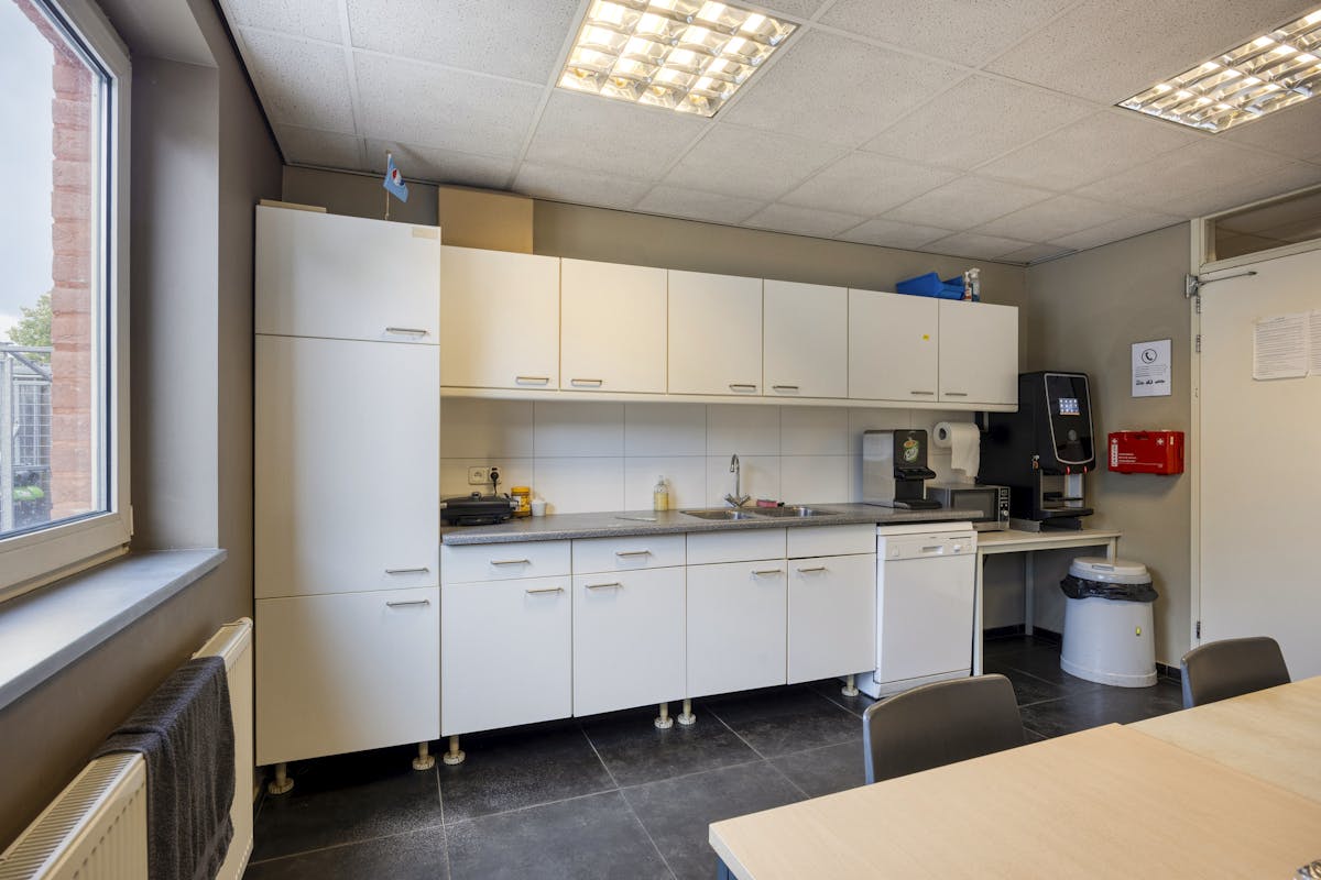 Industriehal (bijna 7000 m²) met kantoren, werkplaatsen en riant magazijn te koop in Bree - foto 5