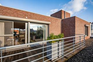 Zeer gunstig gelegen appartement in het centrum van Boom (met LIFT!), op wandelafstand van alle winkels, scholen en het openbaar vervoer. Tevens ligt dit eigendom vlakbij het recreatiedomein De Schorre.   De oprit van de A12 Antwerpen-Brussel ligt op slechts enkele minuten rijden.  <br /><br />Dit dakappartement (114m²) bevindt zich in een recent gebouw (2006), voorzien van lift.  Het appartement werd afgewerkt met kwaliteitsvolle materialen en beschikt over alle nodige comfort.   De indeling is als volgende: een inkomhal, een lichtrijke woonkamer met toegang naar twee terrassen, een open ingerichte keuken, een wasplaats/berging, 2 slaapkamers, een huidige dressing (mogelijk 3e slaapkamer), een ingerichte badkamer en een apart toilet.  In de woonkamer en slaapkamers is airco aanwezig, wat mee resulteert in een zeer goede EPC-score (label B). Voorts is de elektrische installatie conform en is er geen asbest aanwezig.<br /><br />Tot slot is er een ruime, dubbele garagebox met automatische poort voorzien welke mogelijks kan bijgekocht worden aan €50.000,- (uitweg naar de Gasstraat).<br /><br />Wenst u graag een bezichtiging in dit mooie appartement?  Contacteer ons via 03 459 99 99 of info@leximmo.be voor een afspraak ter plaatse!