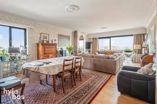 <p><span>Instapklaar en lichtrijk appartement gelegen op de vierde verdieping van een verzorgd gebouw met lift. Dankzij de halfopen bebouwing geniet het appartement van een aangename lichtinval langs meerdere zijden. Via de inkomhal met gastentoilet betreedt u de bijzonder ruime leefruimte van 42 m² met vernieuwde parketvloer, die een open en aangenaam woongevoel creëert. Aansluitend bevindt zich de volledig vernieuwde keuken met nieuwe vloer en toestellen, waaronder een inductiekookplaat, dampkap, oven, koelkast en vaatwasmachine. Naast de keuken bevindt zich een praktische berging. De badkamer werd eveneens vernieuwd (meubel en betegeling) en beschikt over een ligbad en dubbele lavabo in meubel. Verder telt het appartement twee zeer ruime slaapkamers. Een extra troef zijn de terrassen aan de voor-, zij- en achterzijde van het appartement, waardoor u op elk moment van de dag van buitenruimte kan genieten. In de ondergrondse verdieping beschikt u bovendien over een private afgesloten garage met elektriciteit en rechtstreekse toegang tot het gebouw. Het appartement beschikt over volledig vernieuwde en conforme elektriciteit, een recente condenserende gasketel en een gunstig EPC. Ook het dak van het gebouw werd reeds vernieuwd. Dankzij de lift en de vlotte toegankelijkheid is het appartement bovendien comfortabel bereikbaar. Plan uw bezoek snel in en ontdek zelf de ruimte, lichtinval en het comfort dat dit appartement te bieden heeft.</span></p><p><span> </span></p><p><span> </span></p>