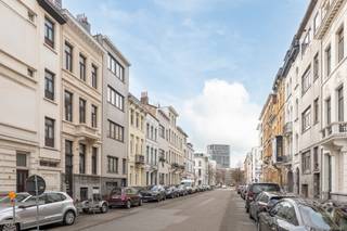 Indeling:In de rustige Pacificatiestraat bevindt zich deze te renoveren, karaktervolle woning met een totale oppervlakte van circa 240 m², verdeeld...