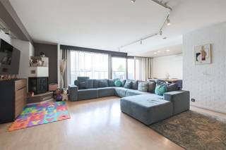 <p><span>Ontdek deze prachtige penthouse met panoramisch uitzicht in Hoboken. </span></p><p><span>De lift brengt u tot aan de voordeur van uw appartement, met een bewoonbare oppervlakte van circa 121 m² biedt dit lichte en ruime appartement 3 slaapkamers, een luxueuze badkamer en een uitnodigende open leefruimte die indruk maakt op wie houdt van comfort en stijl.</span></p><p><span> </span></p><p><span>De living vormt het hart van de woning: een grote, lichtrijke woonkamer, aangrenzend aan een eetruimte en een hypermoderne witte keuken met zwarte, granieten werkbladen en een praktisch eiland. De grote raampartijen brengen daglicht binnen en geven rechtstreeks toegang tot een uitgestrekt terras waar u volop van de buitenlucht kunt genieten en gasten kunt ontvangen.</span></p><p><span> </span></p><p><span>Dit appartement telt drie volwaardige slaapkamers, ontworpen voor rust en privacy. De slaapkamers beschikken over voldoende opbergruimte en een warme, hedendaagse afwerking. Een ruime, luxe badkamer is ingericht met dubbele wastafels, een inloopdouche en een vrijstaand badgedeelte; er is ook een apart toilet aanwezig voor extra comfort. In de aparte wasruimte vindt u bovendien plaats voor wasmachine en droogkast.</span></p><p><span> </span></p><p><span>Het interieur combineert strakke witte kasten met warme houten elementen en marmeren accenten, wat een tijdloze, elegante sfeer creëert, is voorzien van airconditioning in twee kamers en heeft diverse praktische bergingsmogelijkheden. De vloeropbouw en afwerking geven het geheel een hoogwaardige uitstraling die direct aantrekt.</span></p><p><span> </span></p><p><span>Het appartement beschikt ook over een grote buitenruimte die een panoramisch uitzicht biedt op de omgeving. De ligging in Hoboken is ideaal: nabij voorzieningen, winkels en openbaar vervoer, waardoor dagelijkse comfort hand in hand gaat met een vlotte bereikbaarheid naar de nabijgelegen steden. Op korte afstand vindt u onder meer een apotheek en diverse winkels, wat het wonen hier extra aangenaam maakt.</span></p><p><span> </span></p><p><span>Graag som ik voor u de troeven van dit appartement op: </span></p><p><span>- Open living met eetgedeelte en moderne, ruime keuken</span></p><p><span>- Groot buitenterras met panoramisch uitzicht</span></p><p><span>- Luxe badkamer met dubbele wastafels, inloopdouche en bad</span></p><p><span>- Drie slaapkamers,Wasruimte/berging</span></p><p><span>- Garage bij aan te kopen aan 25.000 euro</span></p><p><span> </span></p><p><span>EPC 234 kWh/m² jaar - label C</span></p><p><span>P-score (perceelscore): A</span></p><p><span>G-score (gebouwscore):</span><span> A</span></p><p><span> </span></p><p><span>Voor een bezoek ter plaatse kan u ons contacteren op het nummer 03 449 42 41 of mail ons via hallo@habicom.be.</span></p><p><span>Wenst u de waarde van uw woning te kennen ? Contacteer vrijblijvend onze habicom expert in uw buurt</span></p><p><span> </span></p>