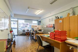 <p><span> </span></p><p><span>Dit ruime handelsgelijkvloers van maar liefst 296 m² bevindt zich op een uitstekende locatie aan de Italiëlei in hartje Antwerpen. Je geniet hier van een vlotte bereikbaarheid met het openbaar vervoer en een goede aansluiting op belangrijke verbindingsassen. De centrale ligging combineert stedelijke dynamiek met nabijheid van groen en voorzieningen. Dankzij de grote raampartij geniet het pand van maximale visibiliteit en een constante passage, ideaal voor wie op zoek is naar een commerciële ruimte met impact.</span></p><p><span>Het pand is momenteel ingericht als opleidingscentrum en beschikt over meerdere functionele ruimtes, wat het bijzonder geschikt maakt voor uiteenlopende commerciële activiteiten zoals bijvoorbeeld kantoorruimte, praktijk, showroom of dienstverlening. De mogelijkheden zijn eindeloos! </span></p><p><span>▪</span><span>️</span><span> Totale oppervlakte van 296 m²<br /></span><span>▪</span><span>️</span><span> Grote raampartij aan de Leien met veel passage en uitstekende zichtbaarheid<br /></span><span>▪</span><span>️</span><span> Flexibele indeling met meerdere functionele ruimtes<br /></span><span>▪</span><span>️</span><span> Sanitaire ruimte en keuken<br /></span><span>▪</span><span>️</span><span> Twee oost-georiënteerde buitenruimtes<br /></span><span>▪</span><span>️</span><span> Op te frissen en naar eigen concept in te richten<br /></span><span>▪</span><span>️</span><span> Beschikbaar bij akte</span></p><p><span>Ben je op zoek naar een handelsgelijkvloers met een grote oppervlakte, uitstekende visibiliteit en een topligging in hartje Antwerpen? Mis deze kans niet! Bewoonbare opp. 296 m² ref.: bruto vloeropp. EPC-certificaat.Voor meer info of een gratis schatting surf naar www.hansimmo.be</span></p><p><span> </span></p>