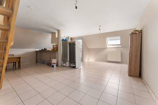 Ontdek dit zeer ruim appartement centrum Moorslede.De indeling van de woning is als volgt:- Inkomhal- Leefruimte- Geïnstalleerde keuken-...