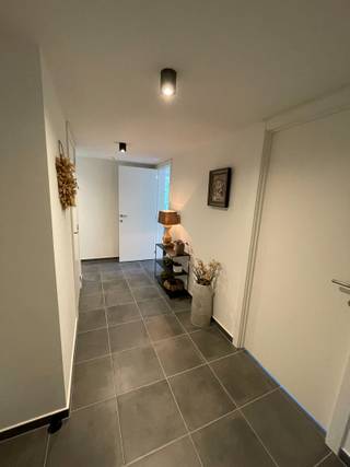 Dit prachtige appartement bevindt zich in een rustige, groene omgeving! Vanop de 3de verdieping geniet u van het mooie uitzicht, dit vanuit elke kamer.<br />Het appartement is gelegen in het groen en biedt dus veel rust, toch is het gelegen op fietsafstand van Mol en Dessel. In deze prachtige omgeving kan u genieten van de natuur en het water.<br /><br />Via de inkomhal komen we terecht in de lichtrijke leefruimte met open keuken. Deze is uitgerust met een vaatwasser, combi-oven, koelkast, inductiekookplaat, afzuigkap en voldoende opbergruimte. Aangrenzend bevindt zich de technische ruimte met opbergruimte. Via de leefruimte hebben we toegang tot het terras, hier kan u genieten van alle rust.<br /><br />In de nachthal vinden we een een berging met aansluiting voor wasmachine en droogkast. Via deze nachthal hebben we toegang tot de drie slaapkamers, het aparte toilet en de badkamer met inloopdouche en dubbel lavabomeubel. De slaapkamers hebben allemaal toegang tot het terras.<br /><br />Aan het gebouw zijn gemeenschappelijke parkeerplaatsen ter beschikking.<br /><br />Bijzonderheden:<br />* Energiezuinig<br />* Zonnepanelen<br />* Voldoende parkeergelegenheid<br />* Groot terras