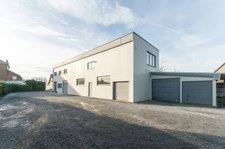 Te koop: open handelspand in Wielsbeke, gunstig gelegen langs de Rijksweg en vlot bereikbaar via belangrijke invalswegen. Dit veelzijdige pand die...