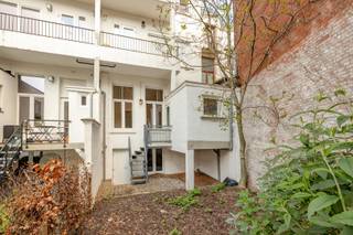 Gerenoveerd gelijkvloersappartement met grote tuin in de authentieke Zurenborgwijk, op wandelafstand van de bruisende Dageraadplaats.<br /><br />Indeling van het appartement:<br />Inkomhal op parket.<br />Afzonderlijk toilet.<br />Living op parket, +/- 4.68 x 3.20.<br />Open ingerichte keuken voorzien van kasten, kookfornuis, spoeltafel, dampkap, frigo, vaatwasser.<br />Tuin: +/- 45 m².<br />Slaapkamer: +/- 4.68 x 3.20.<br />Dressing: +/- 2.55 x 2.07, parket<br />Badkamer voorzien van wastafel met meubel en inloopdouche.<br /><br />Lage algemene onkosten.<br /><br /> 