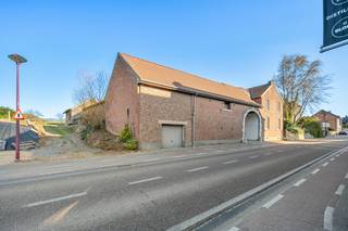 Welkom in deze karaktervolle hoeve waar authentieke charme en moderne renovatie hand in hand gaan. De volledige eigendom  beslaat 44 ,26...