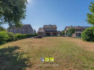 <span><strong>VRIJSTAANDE INSTAPKLARE WONING MET 5 SLAAPKAMERS OP EEN PERCEEL VAN 10A37CA TE DILSEN-STOKKEM (LANKLAAR) <br /><br />TROEVEN<br /></strong>- Gelegen op een rustige locatie in Lanklaar. Doch alle belangrijke voorzieningen in de buurt (scholen, openbaar vervoer, supermarkt,...) <br />- Goede bereikbaarheid naar omliggende gemeenten zoals Maasmechelen, Maaseik,.... <br />- EPC-label C: energiezuinige woning. <br />- Diverse vernieuwingen door de jaren heen.<br />- Asbestveilige woning! <br />- Ruime woning met een bewoonbare oppervlakte van 268,00 m². <br />- Rolluiken. <br />- Ruim terras met zicht op de ruime achtertuin. <br />- 2 inpandige garages. <strong><br /></strong><strong><br />KELDERVERDIEPING (-01) <br /></strong>- Kelderruimte 1 (4,50m x 9,00m = 40,50m²): betonvloer. <br />- Kelderruimte 2 (4,24m x 3,90m = 16,54m²): betonvloer. <br />- Kelderruimte 3 (3,50m x 12,72m = 44,52m²): garage, automatische poort, betonvloer. <br />- Kelderruimte 4 (1,10m x 6,50m = 7,15m²): betonvloer. <br />- Cv-ruimte (3,50m x 4,00m = 14,00m²): Cv-installatie op stookolie, tank, zonneboiler. <br /><strong><br />GELIJKVLOERS 00<br /></strong>- Inkomhal (3,70m x 5,00m = 18,50m²): trap naar de eerste verdieping, maatkast, tegelvloer. <br />- Woonkamer (4,50m x 9,00m = 40,50m²): deur naar de tuin, doorgang naar de zitplaats, kachel, tegelvloer. <br />- Zitplaats (3,50m x 4,00m = 14,00m²): doorgang naar de woonkamer, tegelvloer. </span><br /><span>- Keuken (4,70m x 6,20m = 29,14m²): keukenwand met onderkasten, bovenkasten, 2 ovens, vaatwasser, dampkap, diepvries, koelkast, combi-oven, ziteiland, bijkeuken met kitchenette en gasfornuis, tegelvloer. </span><br /><span>- Toilet (1,00m x 2,00m = 2,00m²): lavabo, hangtoilet, wandbetegeling, tegelvloer. </span><br /><span>- Terras (2,40m x 7,60m = 18,24m²): overdekt terras, tegelvloer. </span><br /><span>- Inpandige garage 2 (3,50m x 6,20m = 21,70m²): automatische poort, aansluiting wasmachine, tegelvloer. </span><br /><br /><span><strong>VERDIEPING</strong> <strong>+01 </strong></span><br /><span>- Overloop (4,15x 5,00m = 20,75m²): trap naar verdieping 2 & het gelijkvloers, laminaat. <br />- Badkamer (2,70m x 4,65m = 12,56m²): ingericht badmeubel met dubbele lavabo, onderkasten, kolomkasten, spiegelkasten, hangtoilet, ligbad, inloopdouche, wandbetegeling, tegelvloer. <br />- Slaapkamer 1 (4,50m x 5,00m = 22,50m²): laminaat. <br />- Slaapkamer 2 (3,35m x 6,50m = 21,78m²): laminaat. <br />- Slaapkamer 3 (4,00m x 3,90m = 15,60m²): Laminaat. <br /><br /><strong>VERDIEPING</strong> <strong>+02 </strong><br />- Slaapkamer 4 (4,15m x 6,50m = 26,98m²): laminaat. <br />- Slaapkamer 5 (4,00m x 6,45m = 25,80m²): laminaat. <br /><br /></span><strong>VERNIEUWINGEN</strong><br /><span>- Gerenoveerde keuken (2021). <br />- Dakverdieping (2015). <br />- Warmtepompboiler (2014). </span><br /><br /><span><strong>EXTERIEUR</strong></span><br /><span>- Volledig omheinde tuin.<br />- Beklinkerde oprit naar de garage. <br /><br /><strong>24 ZONNEPANELEN SINDS AUGUSTUS 2011</strong><br />- In de verkoopprijs zit het volledige zonnepanelensysteem begrepen (zonnepanelen, omvormer, collectoren e.a. toebehoren).<span><br /></span><br />Bekijkt u deze advertentie via een aanverwante vastgoedsite, surf dan zeker naar onze website <strong>www.N78vastgoed.be</strong> voor een uitgebreide beschrijving en foto's. <strong>Meer info: +32 (0)89 86 18 88 of info@N78vastgoed.be.</strong></span>