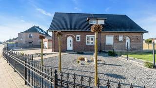 <p><strong><span>Topper in hartje Maasmechelen: instapklare halfopen woning met tuin, garage en zonnepanelen</span></strong><span></span></p>
<p><span>Deze verzorgde halfopen woning is gelegen op een hoekperceel in het centrum van Maasmechelen en biedt het beste van twee werelden: een uiterst centrale ligging met alle voorzieningen in de buurt, en toch een aangename, rustige woonomgeving.</span></p>
<p><span>Bij het betreden van de woning komt u in de inkomhal die toegang geeft tot zowel de leefruimte als de keuken. Rechts bevindt zich de gezellige leefruimte, afgewerkt met een elegante marmeren vloer en veel natuurlijke lichtinval. Links vindt u de praktische keuken, voorzien van een gasvuur en combi-oven. Beide ruimtes lopen achteraan mooi in elkaar over via een tussenhal, waardoor er een aangename connectie is zonder in te boeten aan privacy.</span></p>
<p><span>Aansluitend aan de keuken bevindt zich de badkamer, uitgerust met douche, toilet en lavabo.</span></p>
<p><span>Op de verdieping bereikt u via een houten trap drie slaapkamers, waarvan twee ruime en één veelzijdige kamer die perfect kan dienen als kinder-, bureau- of hobbyruimte. Eén van de slaapkamers beschikt bovendien over een eigen lavabo en toilet. De bovenverdieping is volledig afgewerkt met een warme laminaatvloer en geniet van extra licht dankzij de dakramen.</span></p>
<p><span>Ook technisch zit deze woning goed: het dak en de zonnepanelen (24 stuks) dateren van 11 jaar geleden, de ramen zijn in PVC met rolluiken (deels elektrisch), en zowel de elektriciteit, leidingen als aardgasinstallatie werden vernieuwd. De woning is volledig geïsoleerd en beschikt over een EPC-label D.</span></p>
<p><span>Extra bergruimte vindt u in de volledig betegelde en afgewerkte kelder, voorzien van een grondwaterpomp.</span></p>
<p><span>Buiten geniet u van een volledig omheind perceel met een onderhoudsvriendelijke voortuin en oprit. Achteraan wacht een gezellige tuin met terras en groenzone. De recent gebouwde vrijstaande garage met sectionale poort en het praktische tuinhuis maken het geheel compleet.</span></p>
<p><span>Een ideale woning voor wie centraal wil wonen zonder in te leveren op comfort, ruimte en privacy.</span></p>