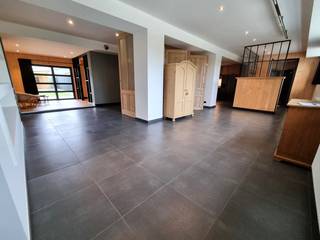 Bent u op zoek naar een instapklaar, gelijkvloers appartement met extra grote ruimte voor een praktijk of kantoor?  Ontdek dit uitzonderlijke pand...