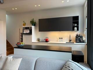 IN OPTIE<br /><br />Charmant duplex appartement met terras in rustige, centrale buurt<br /><br />Ontdek dit gezellig 1-slaapkamer duplex appartement met ruim terras, gelegen in een rustige, gezinsvriendelijke omgeving vlak bij het bruisende stadsleven. Dankzij de ideale ligging woon je op wandel- en fietsafstand van het centrum en het Zuid, met tal van winkels, bakkers, slagerij en gezellige barretjes om de hoek. De perfecte balans tussen stedelijke levendigheid en buurtse rust.<br /><br />Het appartement bevindt zich in een recent gerenoveerd pand vol karakter en charme, volledig conform de huidige normen en met een gunstig EPC-label B.<br /><br />Binnenin vind je een lichte leefruimte met open keuken, ideaal voor wie houdt van gezelligheid en openheid. De keuken is praktisch ingericht en sluit naadloos aan op de leefruimte. Via de trap bereik je de slaapverdieping — een knusse, private plek die de duplex-indeling extra karakter geeft.<br /><br />Het ruime terras is een absolute troef. Dankzij de gunstige oriëntatie geniet je van zon in de ochtend en een gezellige sfeer in de avond — perfect voor ontbijt in de zon of een drankje na het werk.<br /><br />Kortom: dit appartement combineert authentieke charme met hedendaags comfort op een toplocatie in Antwerpen. Ideaal voor starters, koppels of wie op zoek is naar een rustige thuis in de stad.