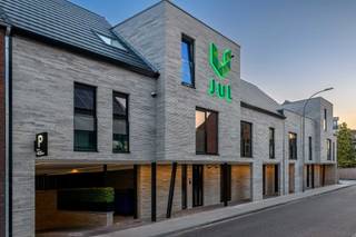 Hypermoderne en stijlvolle kantoorruimtes in centrum Geel voor diverse doeleinden. <br /><br />De kantoren zijn reeds sfeervol ingericht, voorzien van de nieuwste technieken en beschikbaar in verschillende oppervlaktes.<br /><br />Ze zijn 24/7 volautomatisch toegankelijk en het gebouw voorziet eveneens in een ondergrondse parkeerruimte met o.a. oplaadpunten voor elektrisch wagens.<br /><br />Vergaderruimtes, sanitaire voorzieningen met douchemogelijkheden, foodbar, tuin, ... Het zijn maar enkele opportuniteiten waar u gebruik kan van maken.<br /><br />Unieke werkgelegenheden beschikbaar vanaf € 750/maand (inclusief verwarming, elektriciteit, internet,...).<br /><br />Deze comfortabele werkplek iets voor uw bedrijf?  Contacteer ons kantoor voor meer info of een bezoek ter plaatse via 0471/605.314 of mail info@immo-b.be!