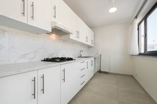 <p>Te koop: vernieuwd appartement in de Slachtersstraat, centraal gelegen in een kleine residentie in Oostende.</p>

<p> </p>

<p>Dit instapklaar appartement combineert een frisse afwerking met een praktische indeling. Dankzij de drie slaapkamers is het ideaal voor gezinnen of wie extra ruimte zoekt. De ligging in een kleinschalige residentie zorgt voor rust, terwijl winkels, openbaar vervoer en het stadscentrum op korte afstand bereikbaar zijn.</p>

<p> </p>

<p>Belangrijkste ruimtes:<br />• Woonkamer met veel lichtinval<br />• Keuken met gasfornuis<br />• Drie slaapkamers met voldoende ruimte of voor een bureau<br />• Badkamer met inloopdouche<br />• Apart toilet<br />• Berging voor extra opslag<br />• Terras voor buitenmomenten<br />• Parkeerplaats</p>

<p> </p>

<p>Troeven:<br />• Vernieuwd appartement met instapklare afwerking<br />• Drie volwaardige slaapkamers<br />• Centraal gelegen in een kleine residentie</p>

<p> </p>

<p>Een extra troef is de optie om een aparte autostaanplaats bij te kopen. Zo kan u altijd uw wagen kwijt en is alles vlot bereikbaar.</p>

<p> </p>

<p>Neem vandaag nog contact op met je ERA-makelaar voor een bezoek.<br />JOUW DROOMAPPARTEMENT. ZO GEVONDEN!</p>