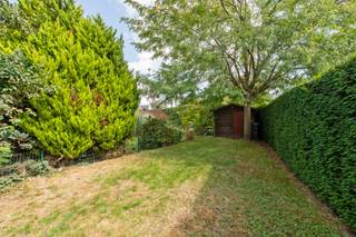<p>Ben je op zoek naar een ruim en instapklaar gelijkvloers appartement met 3 slaapkamers, grote tuin en terras in Aalst? Gevonden!</p>
<p>Dit perfect onderhouden appartement van maar liefst 113 m² bevindt zich in Residentie Towergardens, gebouwd in 2003, en combineert veel woonruimte met een uitstekende centrale ligging. Op wandelafstand bereik je het bruisende centrum van Aalst met zijn winkels en gezellige horeca, maar ook het station en openbaar vervoer bevinden zich vlakbij. Het appartement werd bovendien recent vernieuwd, met een nieuwe vloer, een gerenoveerde keuken uit 2019 en een moderne badkamer uit 2025. Ook technisch zit je hier goed dankzij het gunstige EPC, HR-beglazing, een condensatieketel, een conforme elektrische installatie en een airco-unit in de leefruimte. Dankzij de ruime indeling, het gelijkvloerse karakter en de drie slaapkamers is dit appartement niet alleen ideaal voor eigen bewoning, maar ook bijzonder interessant als investering.</p>
<p>Via de inkomhal met vestiaire en afzonderlijk toilet kom je terecht in de ruime en lichtrijke leefruimte met open keuken. Aansluitend bevindt zich een praktische berging/wasplaats. De grote schuiframen zorgen voor veel natuurlijke lichtinval en geven rechtstreeks toegang tot het ruime terras en de grote tuin, waar je dankzij de ideale oriëntatie volop kan genieten van het buitenleven. Verder beschikt het appartement over drie volwaardige slaapkamers en de vernieuwde badkamer.</p>
<p>Een gerenoveerd appartement van 113 m² met drie slaapkamers, een grote tuin én een topligging nabij het centrum van Aalst is een combinatie die je niet vaak tegenkomt. Interesse? Contacteer ons snel voor een bezoek en ontdek dit appartement ter plaatse!</p>