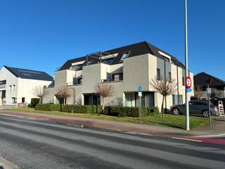 Sint-Eloois-Vijve: lichtrijk gelijkvloers appartement met 2 slaapkamers en 2 staanplaatsen te huur.Dit gelijkvloers appartement is gelegen op een...