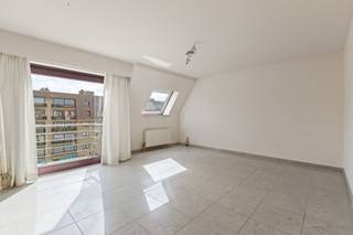 <p><strong>Ruim 1-slaapkamer appartement met twee zongerichte terrassen in Koksijde</strong></p>
<p>Koksijde : Dit charmante appartement biedt een ruime en lichtrijke leefruimte met open keuken en een grote slaapkamer die uitgeeft op een comfortabel terras. Dankzij de twee zongerichte terrassen geniet je de hele dag van het buitenleven en van de zeebries. De badkamer is uitgerust met douche of bad en lavabo. Het appartement bevindt zich op een centrale ligging in Koksijde, op wandelafstand van het strand, winkels en openbaar vervoer. Ideaal als tweede verblijf, investering of als knus woonappartement voor wie wil genieten van het leven aan de kust.<br /><br />Troeven : </p>
<ul><li>2 zongerichte terrassen! </li><li>Recente constructie! </li><li>Ruim appartement! </li></ul>
<br />Meer informatie? Contacteer ons op 058 51 23 23 of op christian@eraservimo.be<br />