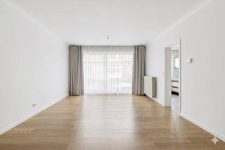Cet appartement idéalement situé est situé d'une part à proximité du centre-ville et, d'autre part, à proximité de toutes les principales...