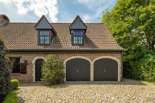 EERSTE KIJKDAGEN VINDEN PLAATS OP VRIJDAG 21 EN ZATERDAG 22 AUGUSTUS<br /><span><br />Graag stellen we u deze authentieke woning voor. Volledig omring door het groen geniet deze woning van zeer veel privacy. <br /><br />De nabijheid van de invalswegen alsook het landelijke karakter van Kontich zijn twee fantastische troeven. Fietstochten kunnen zo in de achtertuin beginnen! Het treinstation Kontich-Lint is te voet bereikbaar. <br /></span><span><br />De woning is gebouwd in 1978 en vormt met zijn bewoonbare oppervlakte een zeer mooie basis. Het gelijkvloers van maar liefst +- 200m2 zorgt ervoor dat u van een zeer praktische indeling kan genieten. Voldoende bergruimte, grote garage voor wagen/fietsen/aansluiting wasmachine, polyvalente ruimte,... <br /><br />U kan het grondplan, net zoals de attesten, terugvinden onderaan "documenten en plannen". De elektriciteit is in 2022 vernieuwd. Momenteel geniet de woning van de volgende indeling: <br /><br /><span>Gelijkvloers:</span> royale inkomhal, zeer ruime woonkamer met openhaard, aansluitend de keuken met zicht op de tuin, berging, dubbele garage, toilet & polyvalante ruimte met douchekamer<br /><br /><span>Verdieping 1:</span> master met badkamer en dressing, 4 extra slaapkamers, douchekamer<br /><br />De tuin is om van te dromen. Qua oriëntatie kunnen we niet beter treffen. De zuid-west ligging garandeert zonnige weekends in de tuin!<br /><br /></span><span>Troeven:</span><br /><span><br /></span><span>- Mooi perceel van 970 m2 met zuid-westoriëntatie <br /></span>- Oprit + dubbele garage<br />- Momenteel 5 slaapkamers <br /><span>- Polyvalente ruimte volgens het grondplan genoemd "eetkamer"</span><br /><span>- Top locatie <br /></span>- Kruipkelder onder de volledige woning aanwezig<br /><br /><span>Kortom, een woning op een prachtig perceel met potentieel op TOP locatie te Kontich.</span><br /><br /><span>Bent u benieuwd naar deze unieke kans en wenst u graag eens te komen kijken? Voor meer info of een bezoek ter plaatse kan u contact opnemen met Jakob via jakob@reds.be of op 0483 488 249<br /><br />Deze woning valt onder de renovatieverplichting. <br /></span>