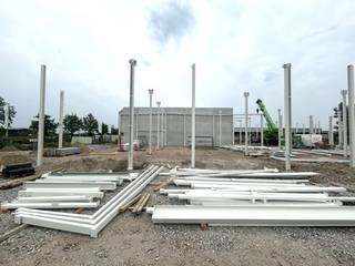 <strong><u>VERGUND PROJECT - *** LAATSTE UNITS TE KOOP ***</u></strong>: Het nieuw te realiseren bedrijvenpark <strong>STEEN</strong> in Laarne omvat <strong>15 KMO-units</strong> met oppervlaktes van <strong>210 m² tot 1.810 m²</strong>. Units kunnen bovendien gekoppeld worden tot grotere bedrijfsruimtes, wat dit project bijzonder geschikt maakt voor groeiende ondernemingen.<br /><br /><strong><u>Aangeboden unit:</u></strong> C.6 – 293 m² (incl. 3 parkings)<br /><br />Het KMO-park is gelegen in de <strong>industriezone Laarne Veldmeers</strong>, centraal in de driehoek <strong>Gent – Wetteren – Destelbergen</strong>. De site is vlot bereikbaar via:
<ul>
<li><span>de <strong>R4</strong> (op slechts 5 minuten),</span></li>
<li><span>de <strong>E17 (afrit Beervelde)</strong>,</span></li>
<li><span>en met een snelle aansluiting naar de <strong>E40 (Klaverblad)</strong>.</span></li>
</ul>
<strong>Technische kenmerken</strong><br />De units (conform <strong>brandklasse C</strong>) worden gebouwd in een duurzame <strong>staalstructuur</strong>, gecombineerd met <strong>geïsoleerde beton- en sandwichpanelen</strong>, en zijn standaard uitgerust met onder meer:
<ul>
<li><span>vrije hoogte van <strong>6 meter</strong></span></li>
<li><span><strong>lichtstraat</strong> met rookluik</span></li>
<li><span><strong>automatische sectionale poort</strong> (ca. 4 m breed x 4,20 m hoog)</span></li>
<li><span><strong>afzonderlijke inkomdeur</strong></span></li>
<li><span><strong>polybetonvloer</strong></span></li>
<li><span><strong>individuele nutsvoorzieningen</strong> (elektriciteit en water)</span></li>
<li><span>minimum <strong>2 privatieve parkeerplaatsen per unit</strong> (inbegrepen in de prijs)</span></li>
</ul>
De <strong>bouwvergunning</strong> werd ingediend; <strong>oplevering</strong> is voorzien <strong>Q4 2026</strong> (onder voorbehoud).<br /><br /><strong>Interesse of vragen over de mogelijkheden?</strong><br />Neem gerust contact op met <strong>Thomas</strong>: 0475 32 51 89 - thomas@arcade-vastgoed.be